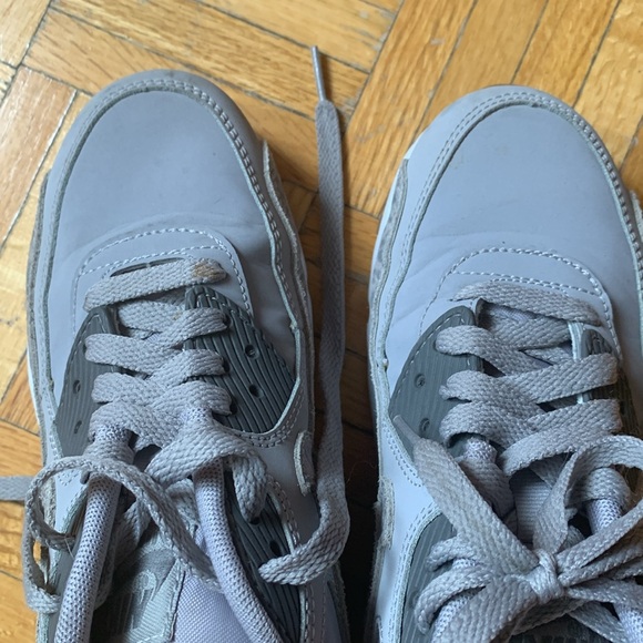 Excellent condition grey white Nike Air Sneakers 6 Youth or 7.5 in women’s - Picture 8 of 8